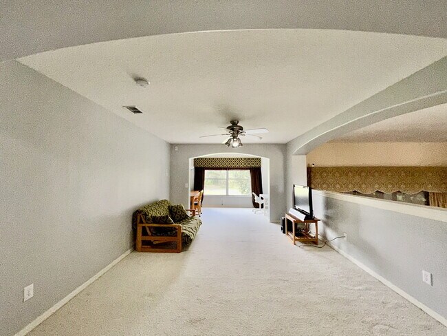 Building Photo - "Golf Course Living! Spacious 3-Bed, 2.5-Bath Home with 2,829 Sq Ft at The Oaks"