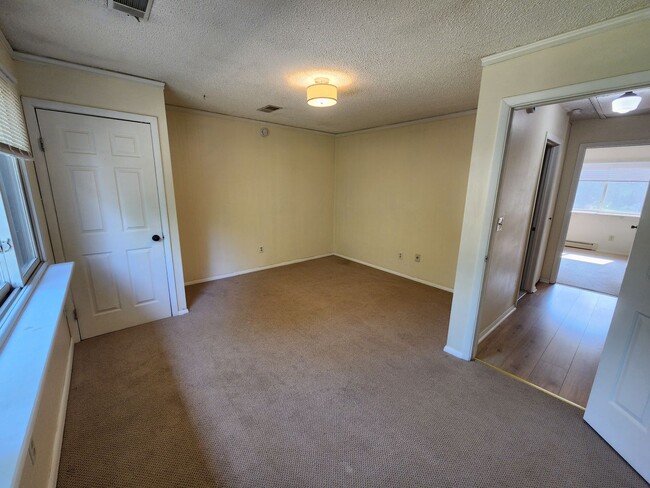 Building Photo - Beautifully remodeled 2 bed, 1 Bath townho...