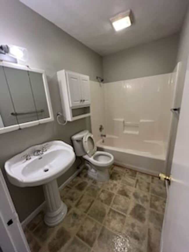 Building Photo - 3 Bed 2 Bath 2 Car Garage plus Bonus Room Available July 31, 2023
