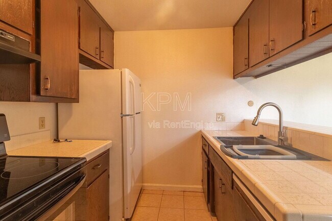 Building Photo - 1227 Pinetree Dr