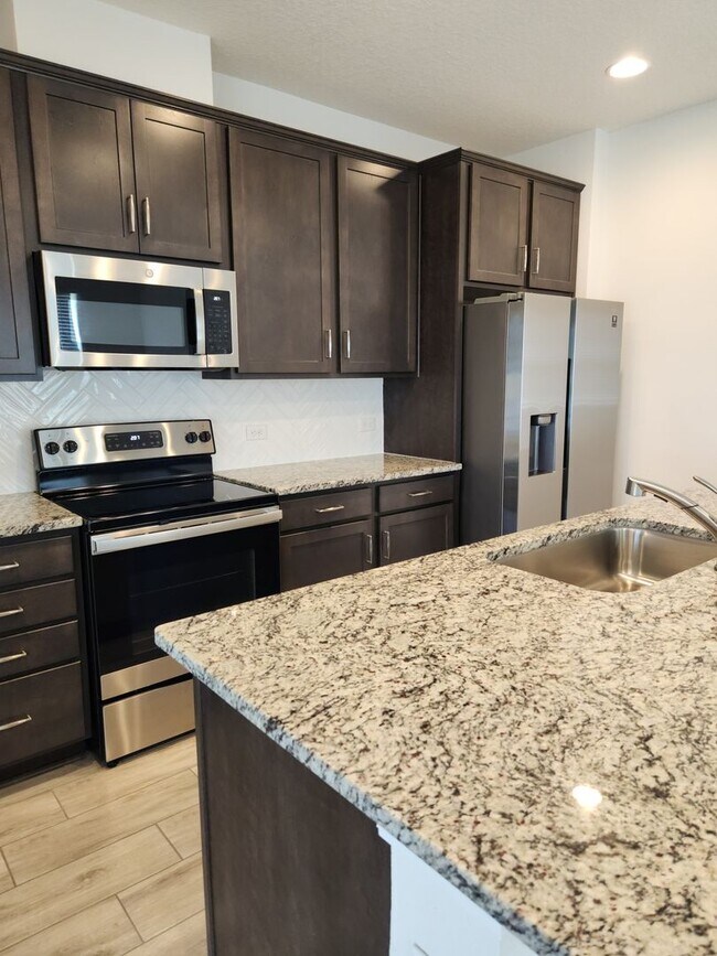 Building Photo - Perfect size, perfect location!