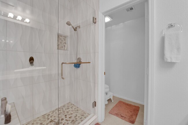 Building Photo - Charming 2 bedrooms 2 Bathrooms in the Amb...