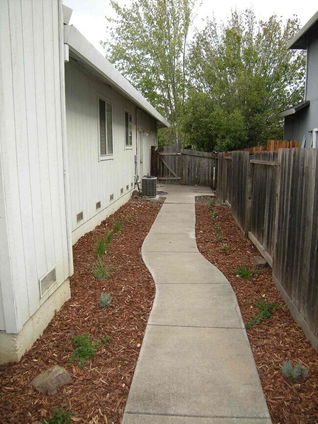 Building Photo - Charming 3-bedroom, 2-bathroom home!