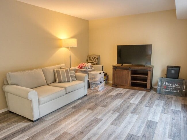 Building Photo - 27 Adrienne Pl