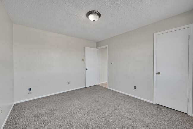 Building Photo - UPDATED 2bed 1bath duplex with fenced yard, WASHER + DRYER