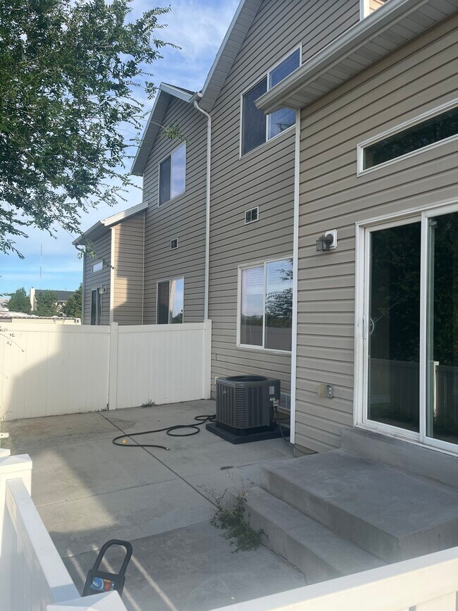Building Photo - 1351 Westbridge Cir