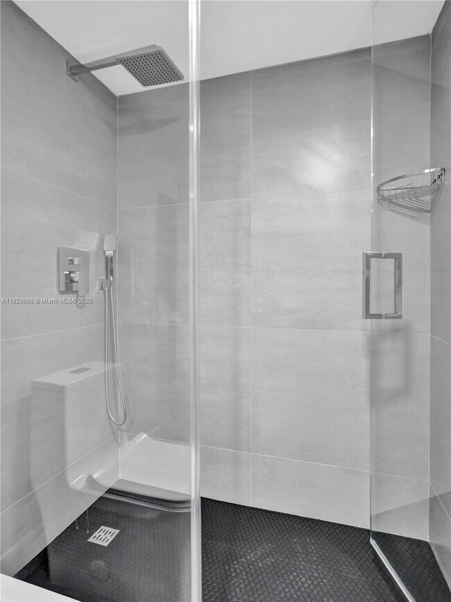 Building Photo - 605 Oaks Dr