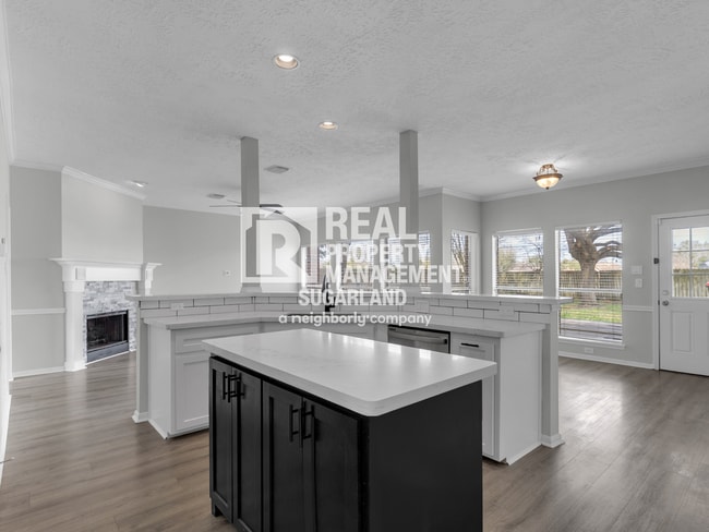 Building Photo - Executive Living in the Heart of Sugar Land