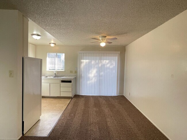 Building Photo - Large Upstairs 2-Bedroom with New Carpet & On-Site Laundry