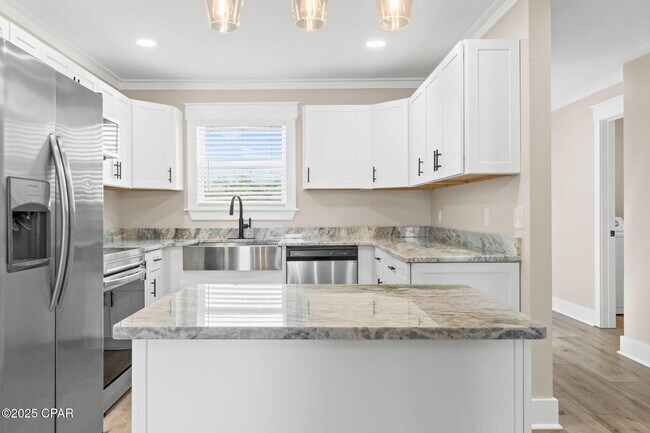 Building Photo - 1335 Capri Dr