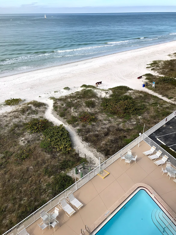 Beachfront views and pool - 19450 Gulf Blvd