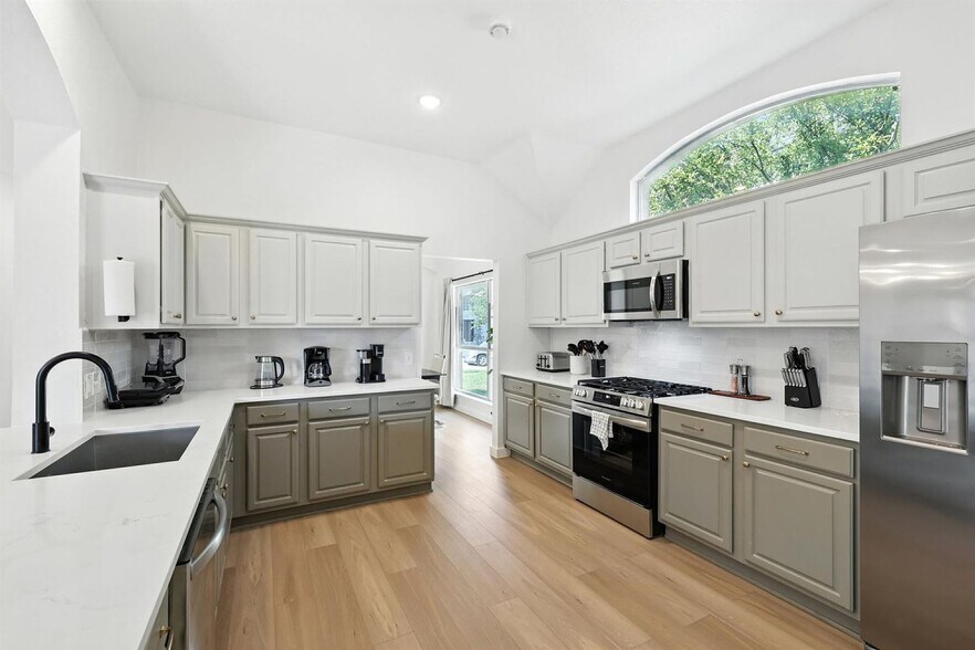 Building Photo - 11911 Rocky Point Dr