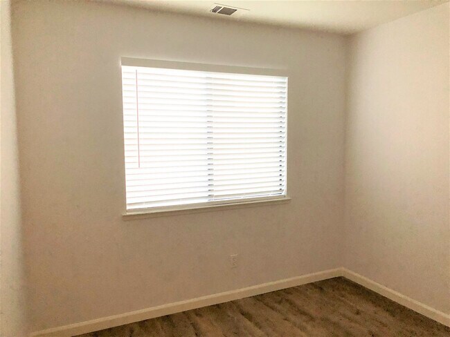 Building Photo - AVAILABLE FOR MOVE IN ON 8/1/26 -  RECENTLY RENOVATED 3 BED, 2 BATH 1 STORY ON LARGE CORNER LOT