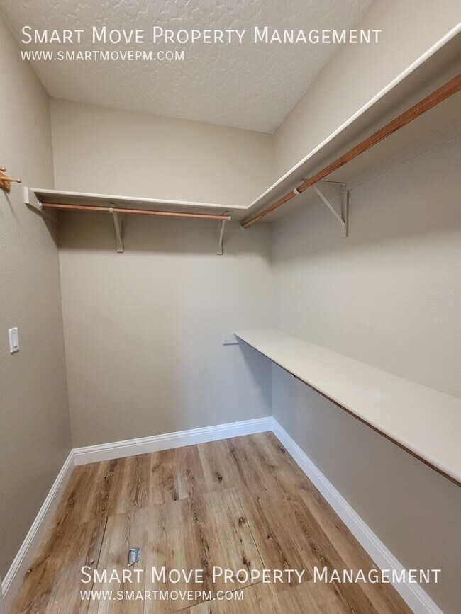 Building Photo - 1096 N Glenabby Pl
