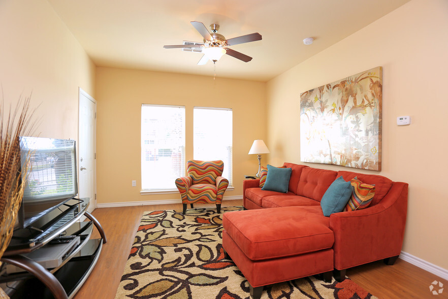 1BR - 563SF - Living Area - Cimarron Court