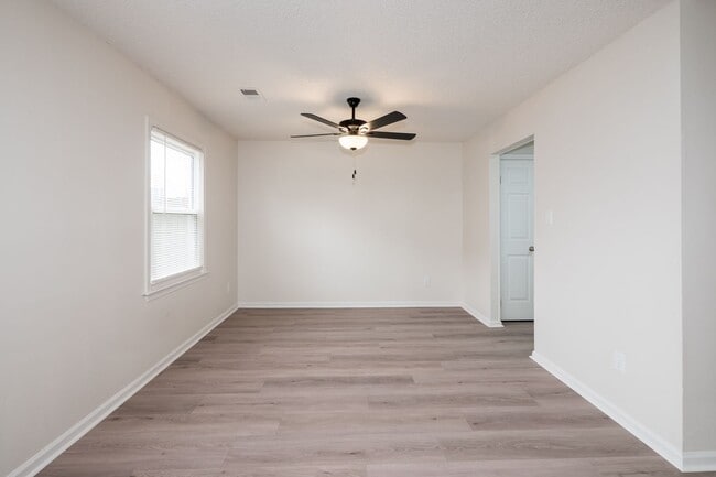 Building Photo - Newly Renovated 3 Bedrooms 2.5 Bathroom Home