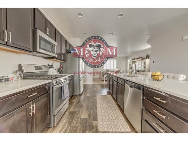 Building Photo - Beautiful 4 Bed 4 Bath Townhome in South J...