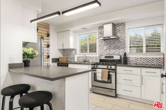 Building Photo - 5700 Vanalden Ave