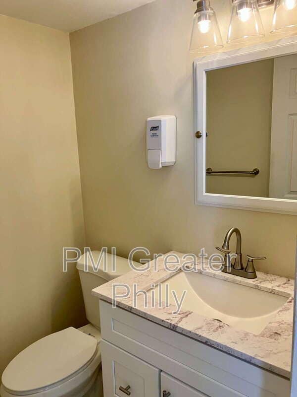 Building Photo - 1688 Bluebird Dr