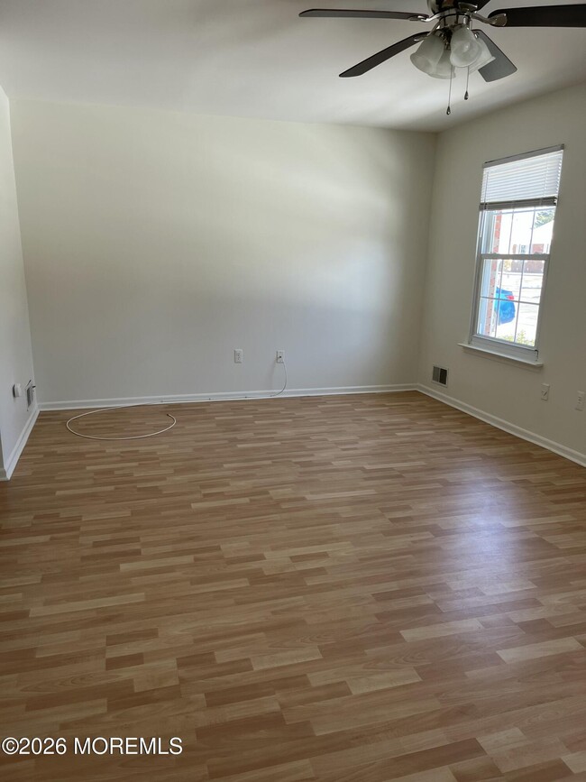 Building Photo - 65 Oak Ln