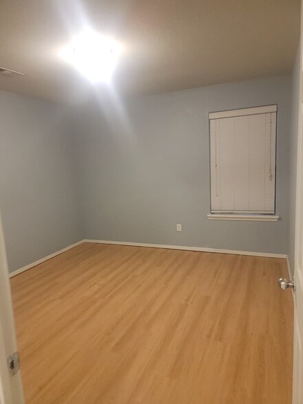 Building Photo - 904 SW Green World St