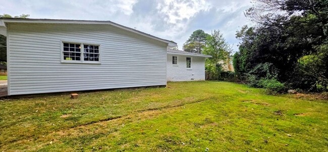 Building Photo - Large Family Home - Move In Ready!