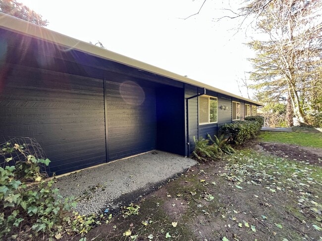 Building Photo - Beautiful 2 Bed, 1 Bath Duplex in SW Portland! Enjoy Private Yard, Spacious Floorplan in a Great ...
