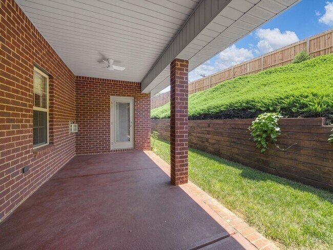 Building Photo - Spacious 4-Bedroom, 2 BA Ranch Home, 2 Car...