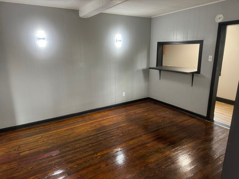 Building Photo - 210 Locust Ave