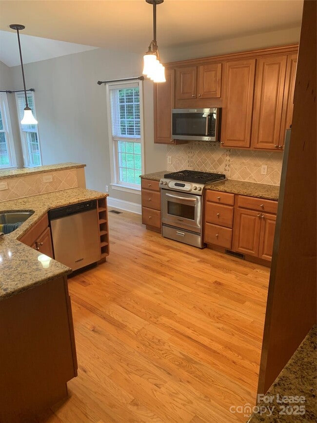 Building Photo - 7925 Bay Pointe Dr