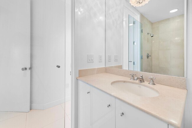 Building Photo - 100 South Pointe Dr