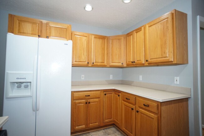 Building Photo - 3 Bed/2 Bath.  Master on Main.  Close to V...