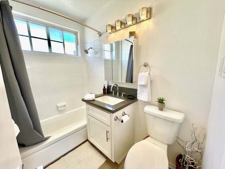 Building Photo - 315 Junipero Ave