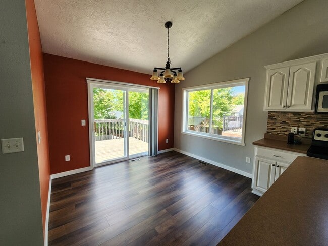 Building Photo - 3Bd 2BA near Jefferson Highschool!