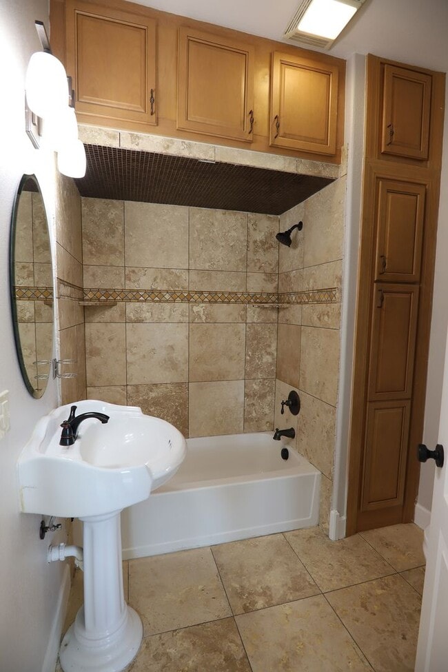 Building Photo - Newly renovated 2 bed 1 bath