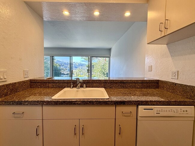 Building Photo - Top Floor Corner Unit Condo With Amazing V...