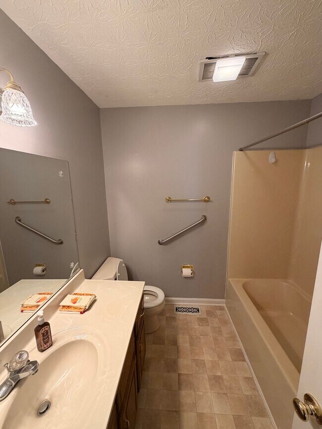 Building Photo - 3BR Home | Granite Kitchen | Fireplace | Deck | Fenced Yard