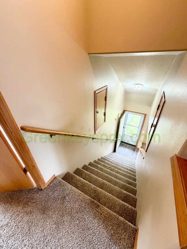 Building Photo - 10474-NE Lija Loop Duplex