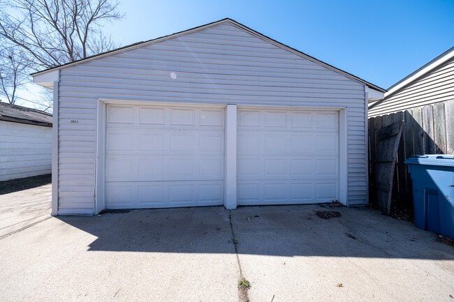 Building Photo - 3821 Clinton Ave