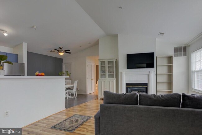 Building Photo - 645 Constellation Square SE