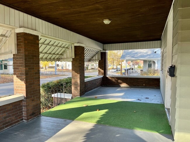 Building Photo - 911 N Center St