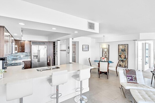 Building Photo - 525 N Ocean Blvd