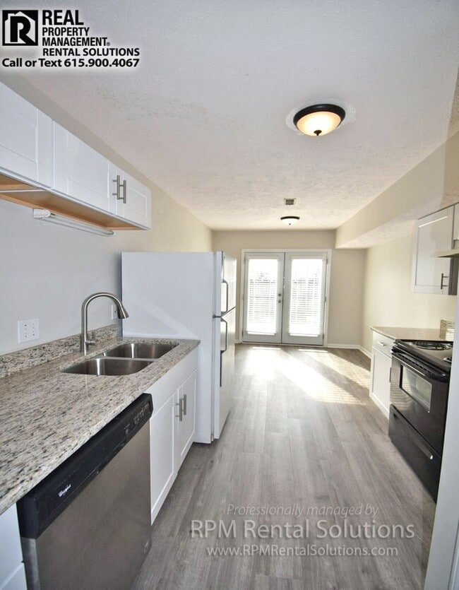 Building Photo - Wonderful 3BR/2BA duplex 1 minute from MTSU!