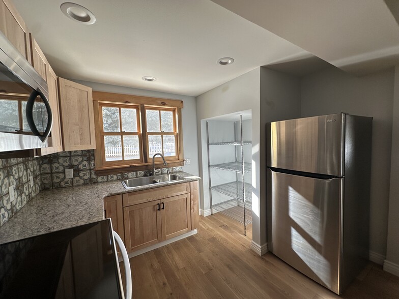 Building Photo - 900 Rose St