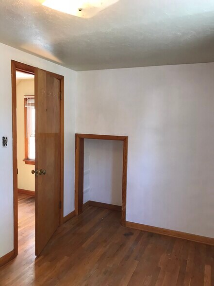 Building Photo - 866 Warwick Dr