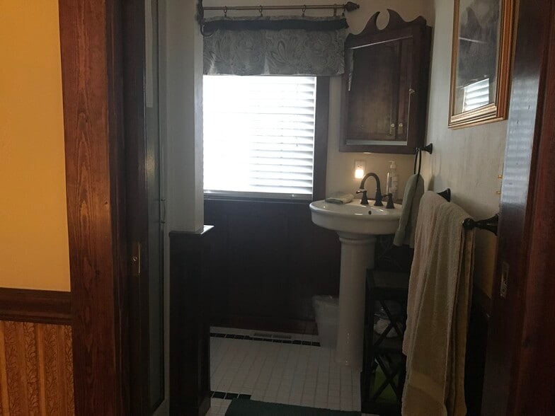 Building Photo - 2004 NE 8th St