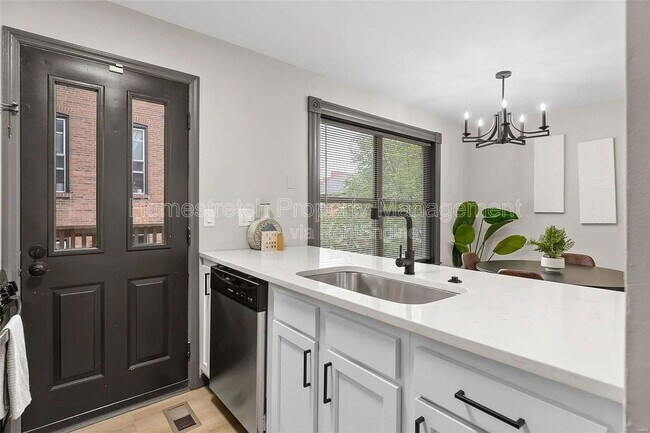 Building Photo - 1001 Lami St