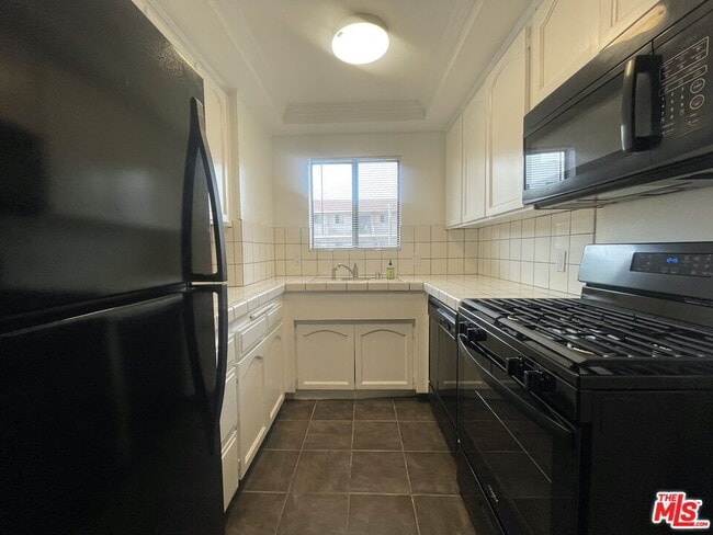 Building Photo - 1338 N Sierra Bonita Ave