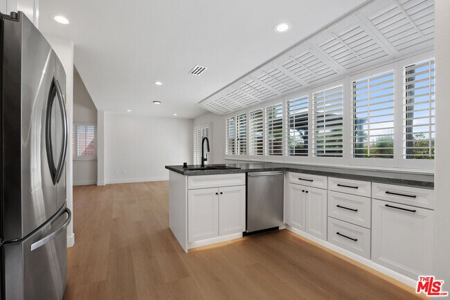 Building Photo - 655 Calle Ladera