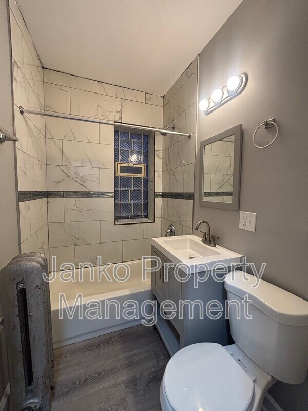 Building Photo - 654 E 81st St